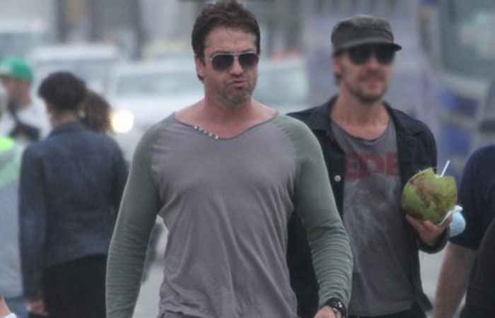  Sozinho, Gerard Butler passeia pela orla da praia do Leblon