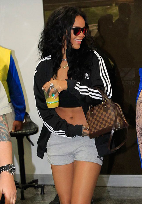  Rihanna faz festa ao chegar no Rio para a final da Copa