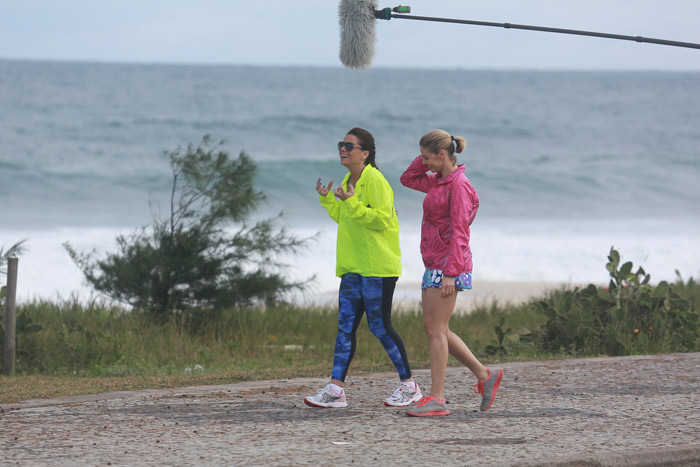 Giovanna Antonelli e Bianca Rinaldi gravam em praia carioca