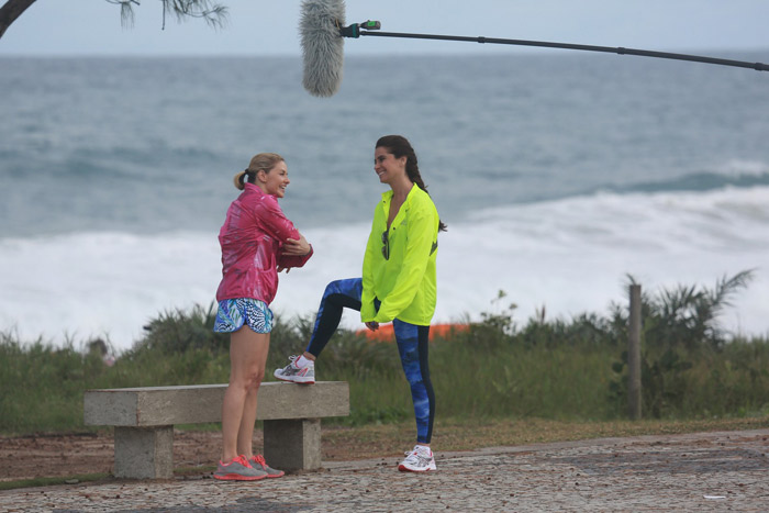 Giovanna Antonelli e Bianca Rinaldi gravam em praia carioca