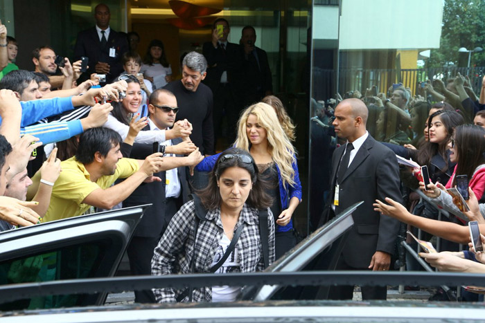 Shakira recebe o carinho dos fãs ao sair de hotel no Rio