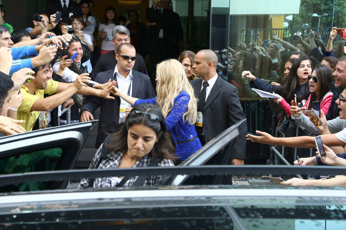 Shakira recebe o carinho dos fãs ao sair de hotel no Rio