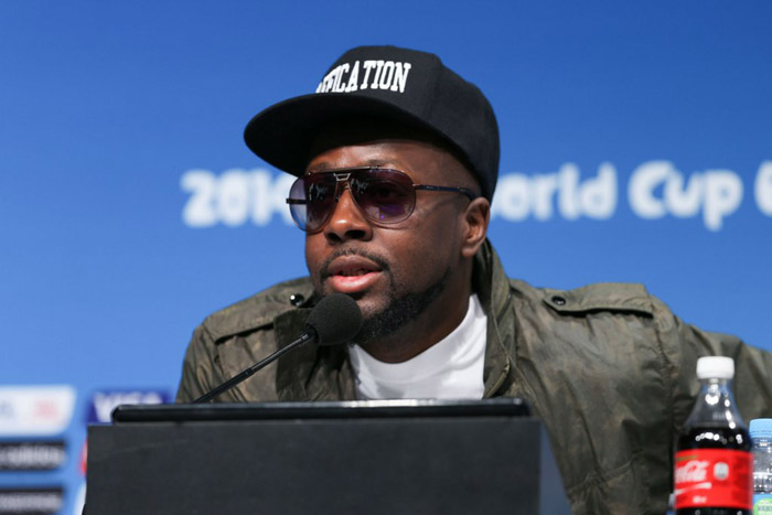 Ivete Sangalo e Shakira posam com o Fuleco no Maracanã