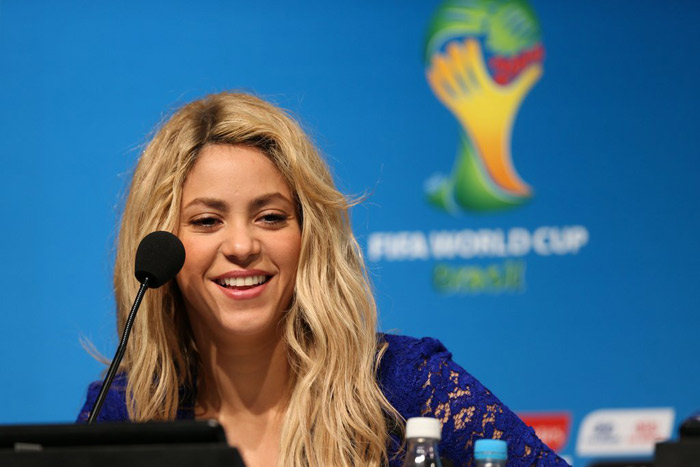 Ivete Sangalo e Shakira posam com o Fuleco no Maracanã