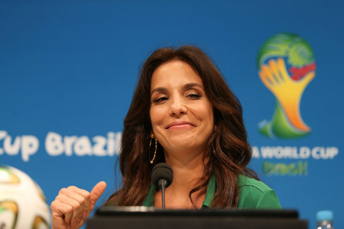 Ivete Sangalo e Shakira posam com o Fuleco no Maracanã