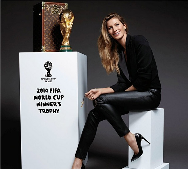 Gisele Bündchen posa com a taça da Copa e se diz honrada em representar o Brasil