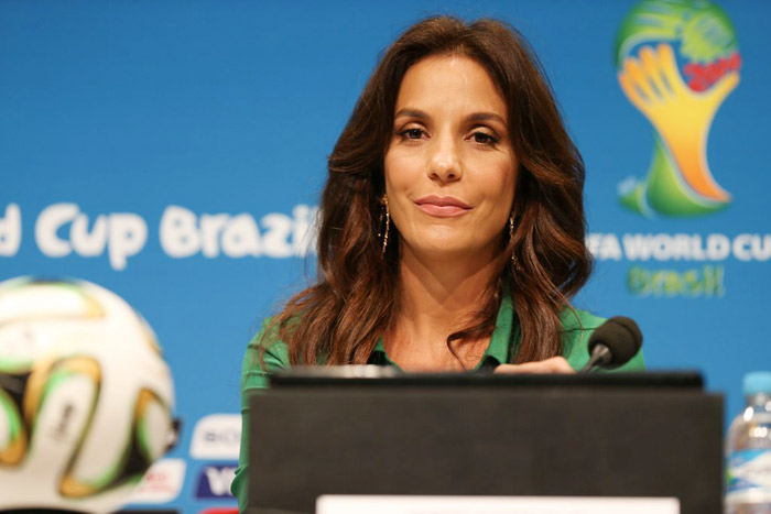 Ivete Sangalo e Shakira posam com o Fuleco no Maracanã