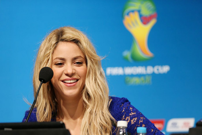 Ivete Sangalo e Shakira posam com o Fuleco no Maracanã