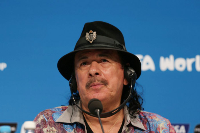 Ivete Sangalo e Shakira posam com o Fuleco no Maracanã