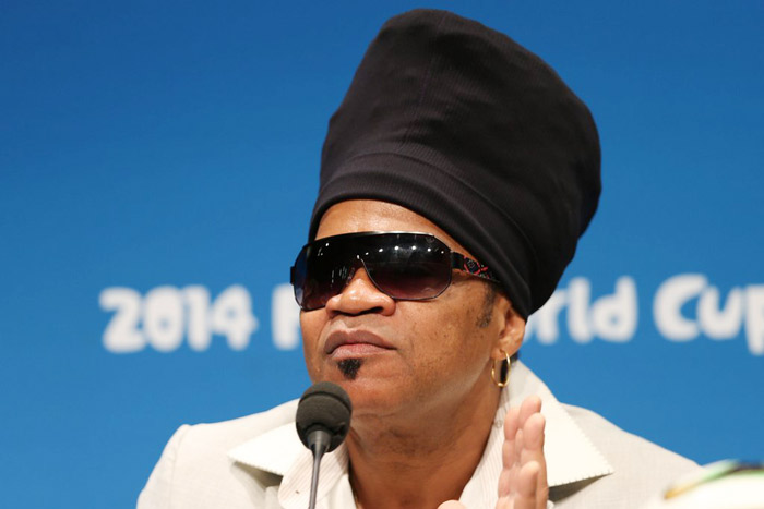 Ivete Sangalo e Shakira posam com o Fuleco no Maracanã