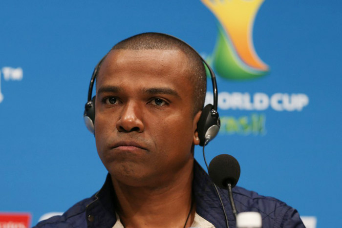 Ivete Sangalo e Shakira posam com o Fuleco no Maracanã