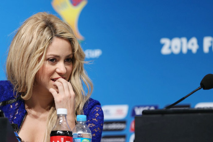 Ivete Sangalo e Shakira posam com o Fuleco no Maracanã