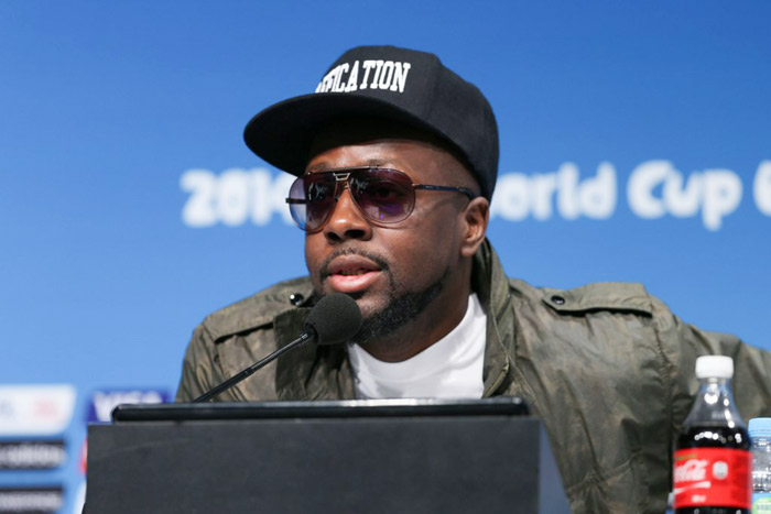 Ivete Sangalo e Shakira posam com o Fuleco no Maracanã