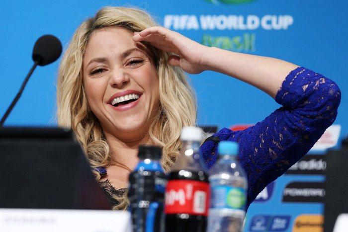 Ivete Sangalo e Shakira posam com o Fuleco no Maracanã