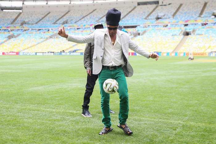 Ivete Sangalo e Shakira posam com o Fuleco no Maracanã