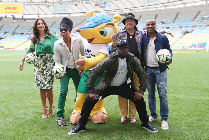 Ivete Sangalo e Shakira posam com o Fuleco no Maracanã