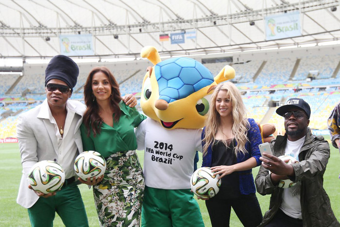 Ivete Sangalo e Shakira posam com o Fuleco no Maracanã