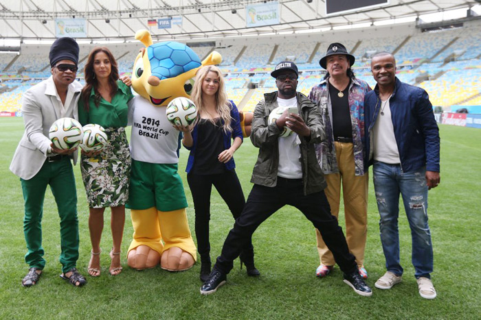 Ivete Sangalo e Shakira posam com o Fuleco no Maracanã