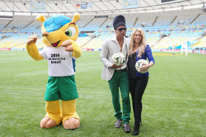 Ivete Sangalo e Shakira posam com o Fuleco no Maracanã