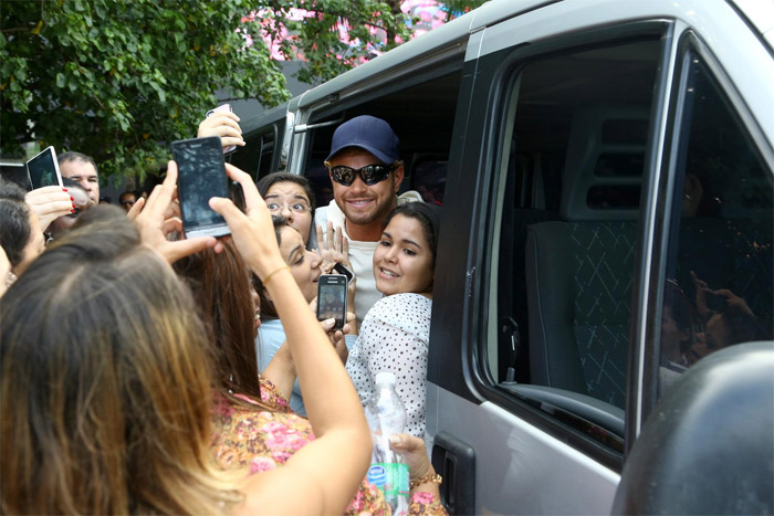 Fãs agarram Kellan Lutz, galã de Crepúsculo, no Rio de Janeiro