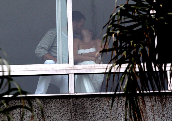 Gisele Bündchen e Tom Brady trocam beijos e carinhos em quarto de hotel
