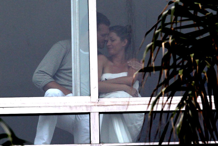 Gisele Bündchen e Tom Brady trocam beijos e carinhos em quarto de hotel