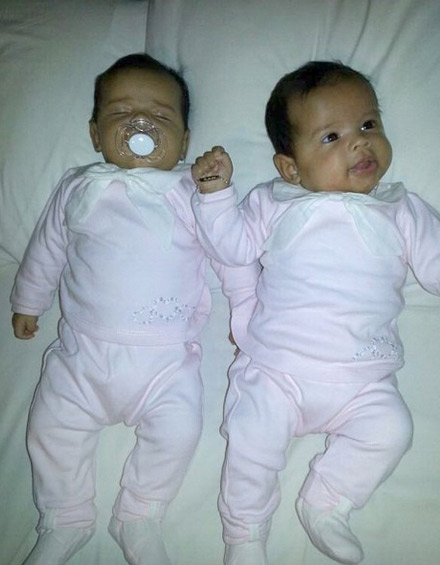  Dentinho comemora os três meses das gêmeas, Rafaella e Sophia