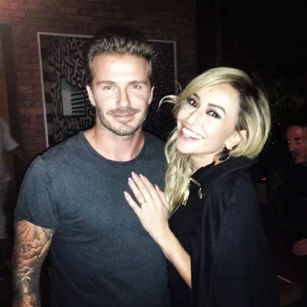 Grazi Massafera posa juntinho com David Beckham em festa na casa de Luciano Huck