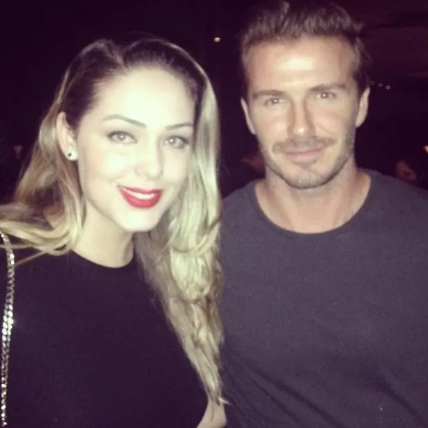 Grazi Massafera posa juntinho com David Beckham em festa na casa de Luciano Huck