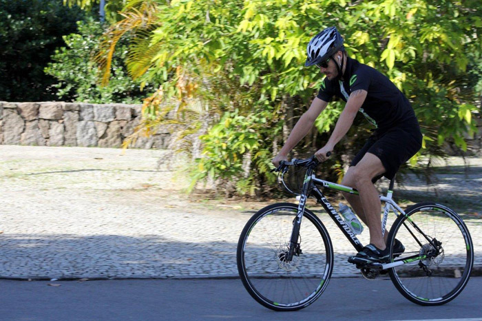 Rodrigo Hilbert passeia de bicicleta pela Lagoa