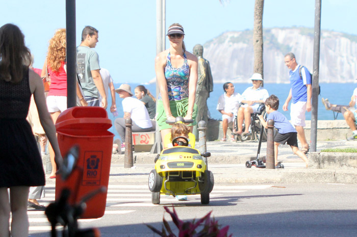 Luana Piovani pilota carrinho de brinquedo com o filho, na orla do Leblon