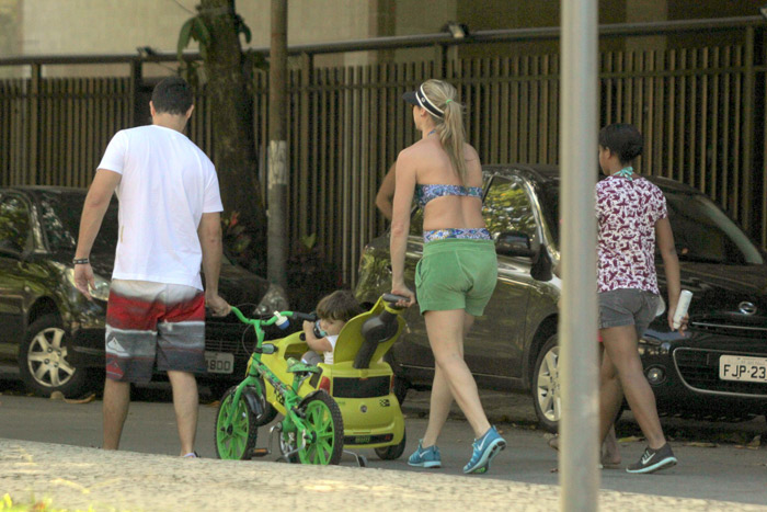 Luana Piovani pilota carrinho de brinquedo com o filho, na orla do Leblon