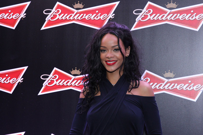 Rihanna arrasa em vestido preto durante coletiva no Rio
