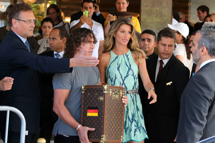Gisele Bündchen deixa hotel carregando baú da taça da Copa