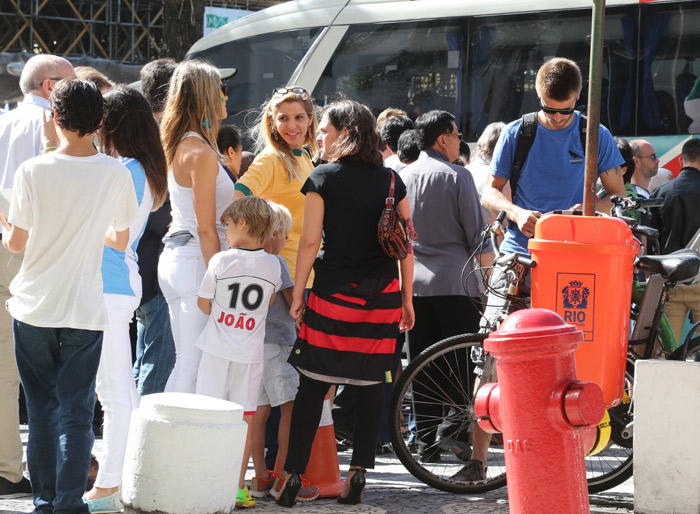 Fernanda Lima e Rodrigo Hilbert enfrentam fila para levar filhos ao Maracanã