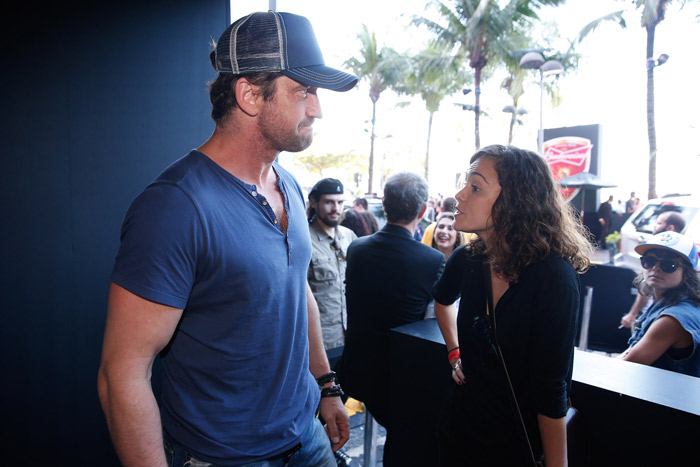 Gerard Butler deixa o hotel rumo ao estádio do Maracanã