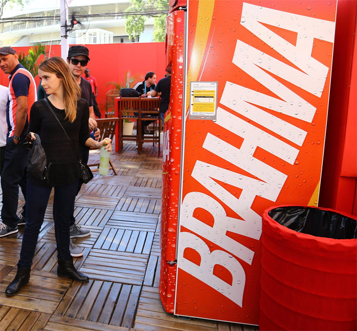 Murilo Benício e Débora Falabella curtem final da copa no Camarote Brahma