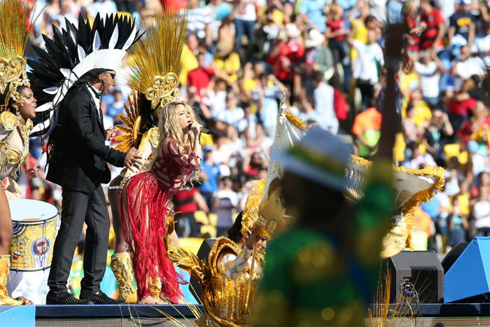 Shakira sobe no palco com o filho em apresentação na final da Copa