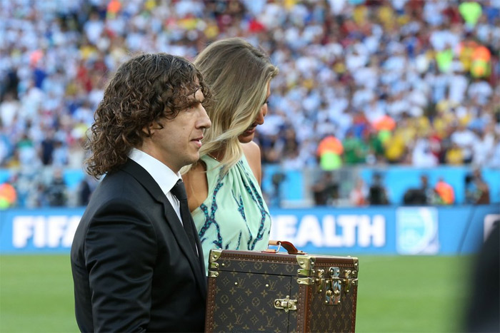 Shakira sobe no palco com o filho em apresentação na final da Copa