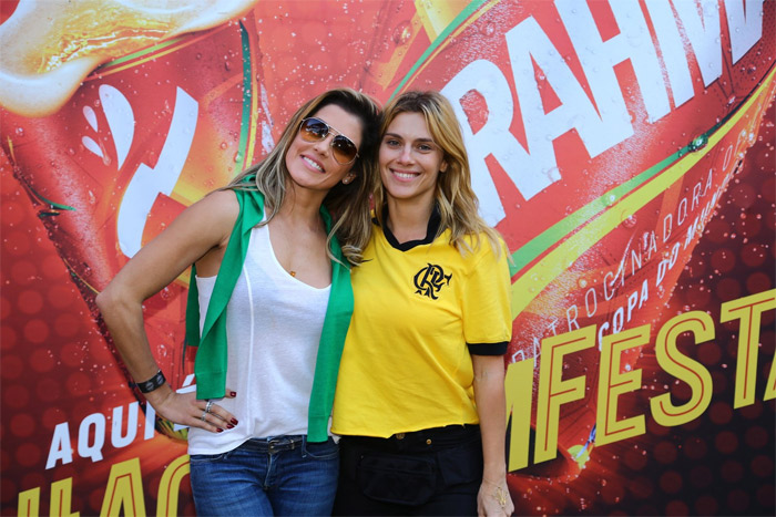 Carolina Dieckmann e Deborah Secco fazem esquenta antes de jogo