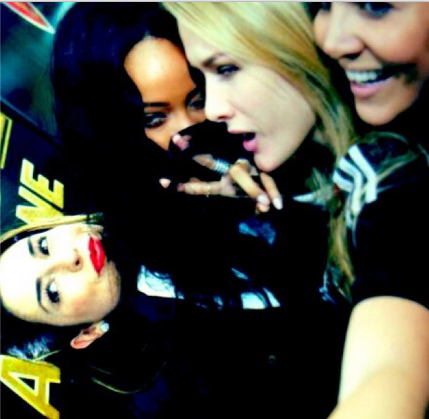 Tietes! Fernanda Paes Leme e Fiorella Mattheis postam selfie com Rihanna