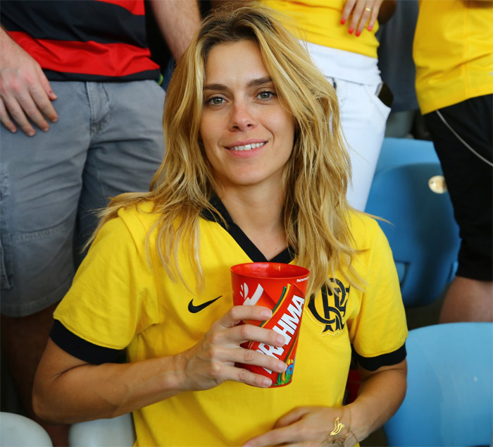 Carolina Dieckmann usa camisa da Seleção brasileira durante final da Copa
