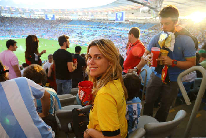 Carolina Dieckmann usa camisa da Seleção brasileira durante final da Copa