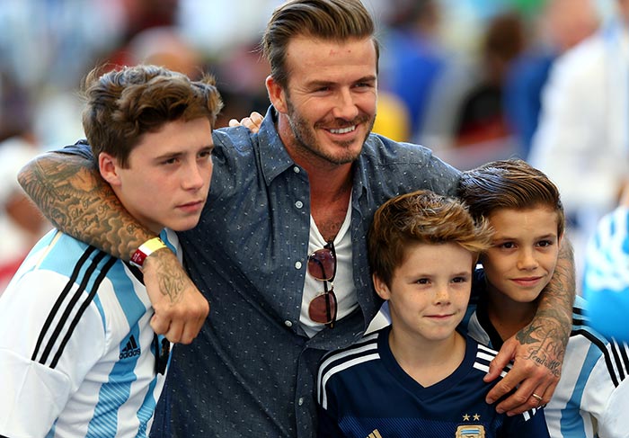 David Beckham com os filhos Brooklyn Beckham (esquerda), Cruz Beckham (segundo a direita) e Romeo Beckham (direita)