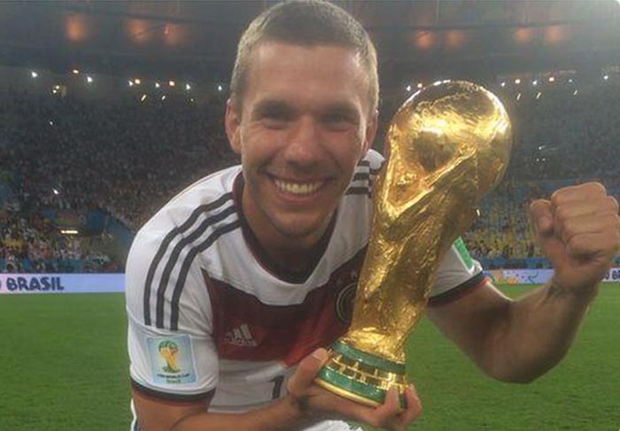 Lukas Podolski festeja o título da Alemanha com selfie 