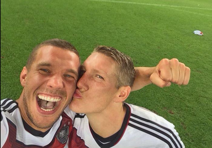 Lukas Podolski festeja o título da Alemanha com selfie 