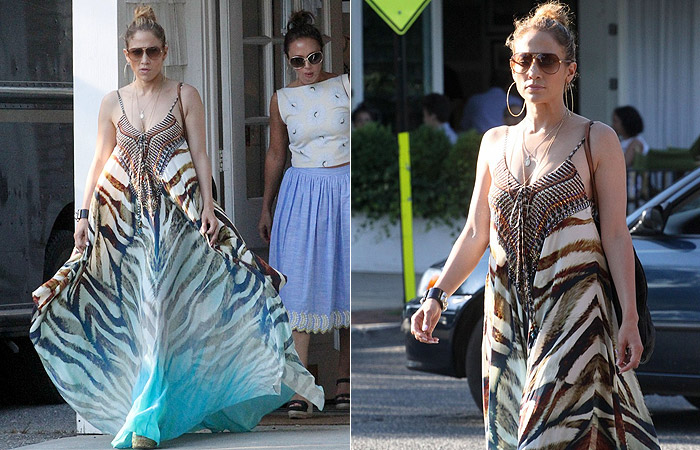 Com vestido estampado, Jennifer Lopez faz compras em Nova York