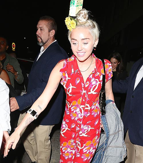 Toda florida, Miley Cyrus curte balada em Hollywood, Califórnia
