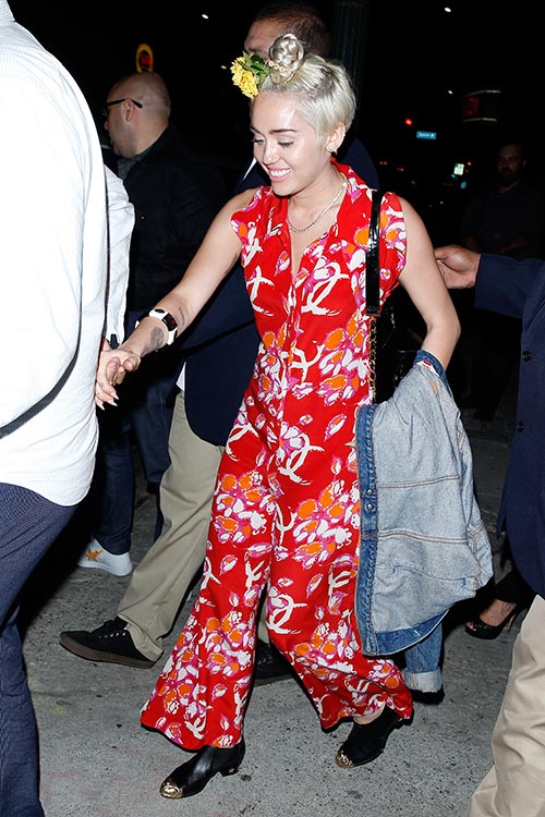 Toda florida, Miley Cyrus curte balada em Hollywood, Califórnia