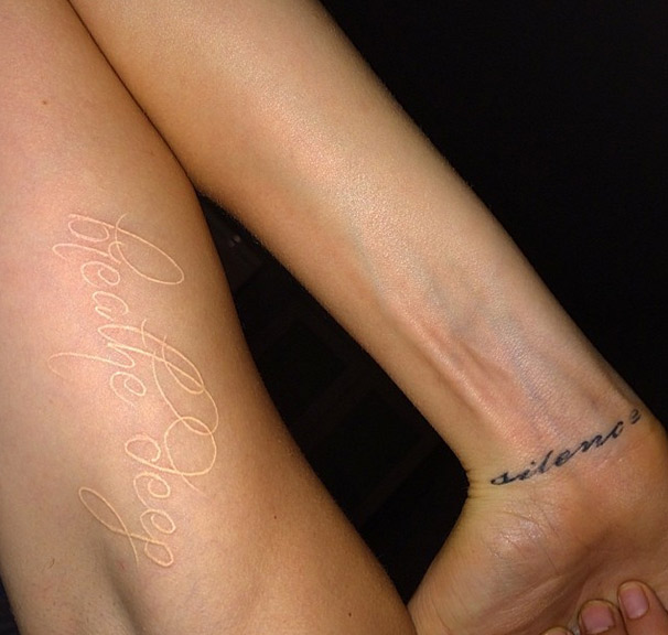 Cara Delevingne faz tatuagem com tinta branca